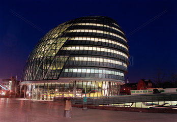 London - Die erleuchtete City Hall am Abend