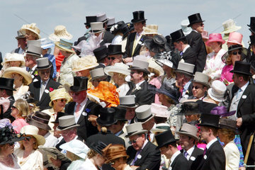 Royal Ascot  Zuschauermenge auf der Galopprennbahn