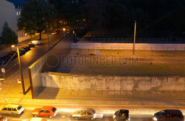 Berlin - Blick auf die Gedenkstaette Berliner Mauer bei Abend
