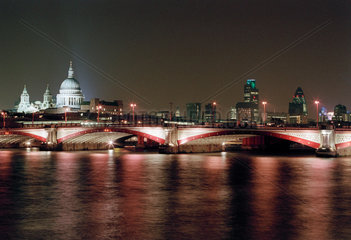 London - Skyline der City bei Nacht