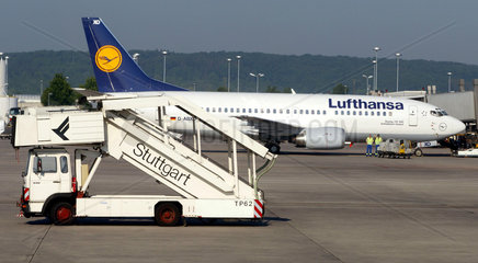 Stuttgart  eine Lufthansa-Maschine am Flughafen