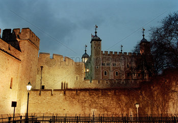 London - Tower of London am Abend beleuchtet