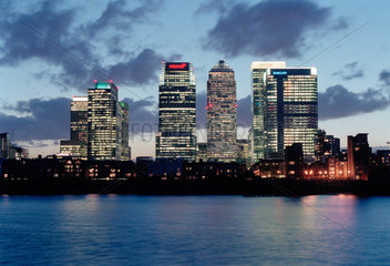 London - Finanzzentrum Canary Wharf am Abend