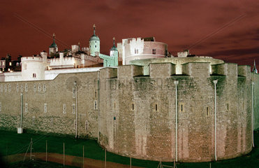 London - Tower of London beleuchtet bei Nacht