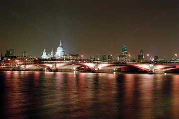 London - Skyline der City bei Nacht
