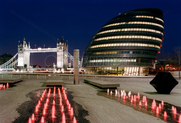 London - City Hall und Tower Bridge am Abend beleuchtet