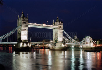 London - Die beleuchtete Tower Bridge bei Nacht
