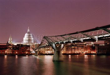 London - Die Millennium Bridge von Sir Norman Foster nachts