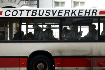 Cottbus  Deutschland  Passagiere im Bus mit der Aufschrift Cottbusverkehr