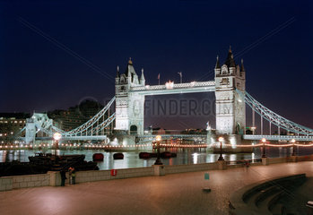 London - Die beleuchtete Tower Bridge bei Nacht