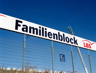 Karlsruhe - Hinweisschild fuer Familien am Wildparkstadion