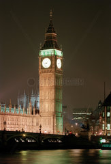 London - Big Ben am Ufer der Themse bei Nacht beleuchtet
