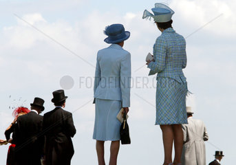 Royal Ascot  High Society  Frauen und Maenner mit Hueten