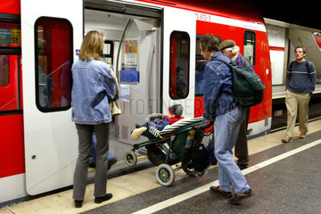 Muenchen  Fahrgaeste der S-Bahn beim Einsteigen