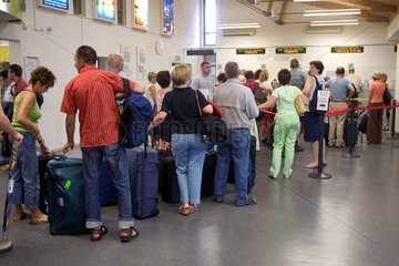 Baden-Baden  Reisende am Flughafen Baden-Airpark warten auf die Abfertigung