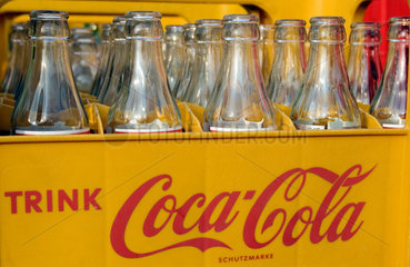 Symbolfoto  leere Colaflaschen in einem Getraenkekasten