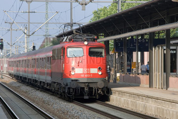 Baden-Baden  Zug faehrt in den Bahnhof ein