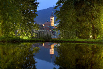 Baden-Baden  Blick vom Michaelsberg ueber den Solmssee auf die Altstadt mit Stiftskirche bei Nacht