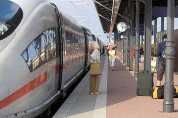 Baden-Baden  Reisende stehen auf dem Bahnsteig an einem ICE