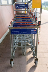 Symbolfoto  Kofferkulis auf einem Bahnhof