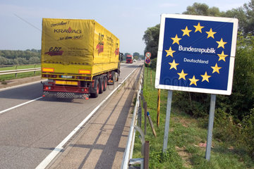 Iffezheim  Schild an der Grenze zwischen Frankreich und der Bundesrepublik Deutschland