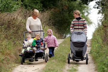 Prangendorf  Muetter gehen mit ihren Kindern spazieren
