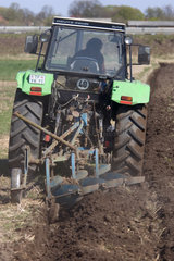 Brandenburg  ein Traktor beim Eggen auf einem Feld