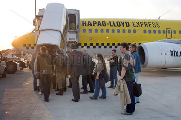 Koeln  Reisende steigen in ein Flugzeug der Airline Hapag Lloyd Express am Flughafen Koeln-Bonn ein