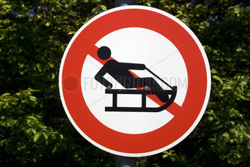 Verkehrszeichen  Schlittenfahren verboten