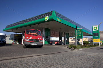 Berlin  BP Tankstelle mit Solaranlage