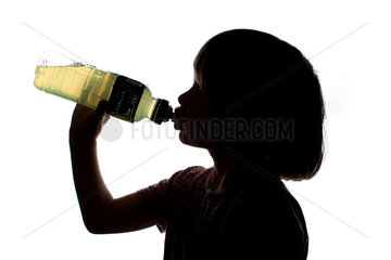 Silhouette  ein Kind trinkt aus einer Flasche