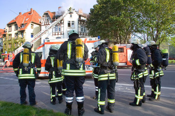 Feuerwehrleute im Rettungseinsatz
