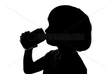 Silhouette  ein Kind trinkt aus einer Dose