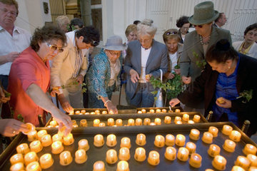 Muenchen  Glaeubige entzuenden Kerzen in der Frauenkirche