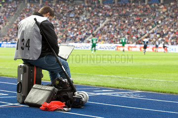 Berlin  ein Sportjournalist bei einem Fussballspiel am Spielfeldrand