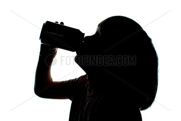 Silhouette  ein Kind trinkt aus einer Dose