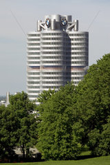 Muenchen  Blick auf die BMW Zentrale