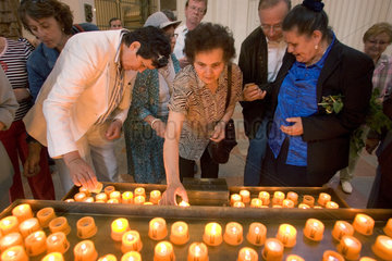 Muenchen  Glaeubige entzuenden Kerzen in der Frauenkirche