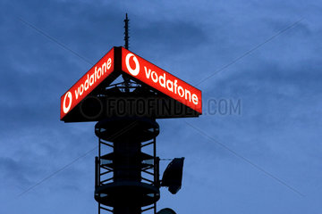 Berlin  ein Vodafone Sendemast bei Nacht