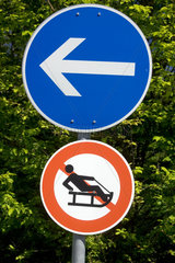 Symbolfoto  zwei Strassenverkehrszeichen