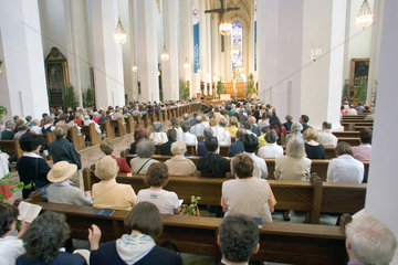 Muenchen  Menschen beim Gottesdienst in der Frauenkirche in Muenchen