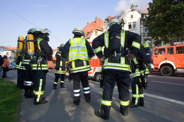 Feuerwehrleute im Rettungseinsatz