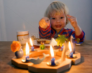 Berlin  ein kleiner Junge an seinem Geburtstagstisch