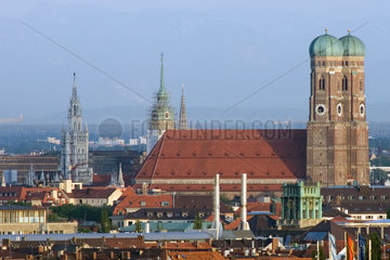 Muenchen  Blick auf die Altstadt mit dem Dom