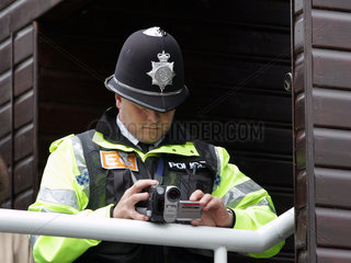 York  Polizist bei der Ueberwachungsarbeit