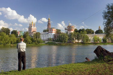 Moskau  ein Mann blickt auf das Neue Jungfrauenkloster