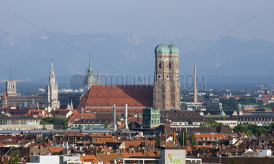 Muenchen  Blick auf die Altstadt mit dem Dom