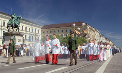 Muenchen - Eskorte des Kardinals beim Prozessionszug