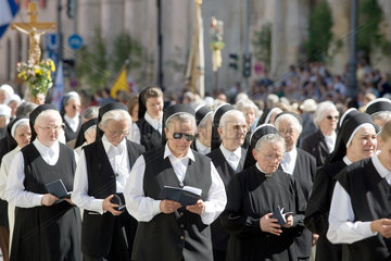 Muenchen - Eine Gruppe singender Nonnen