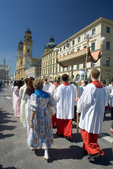 Muenchen - Eskorte des Kardinals beim Prozessionszug